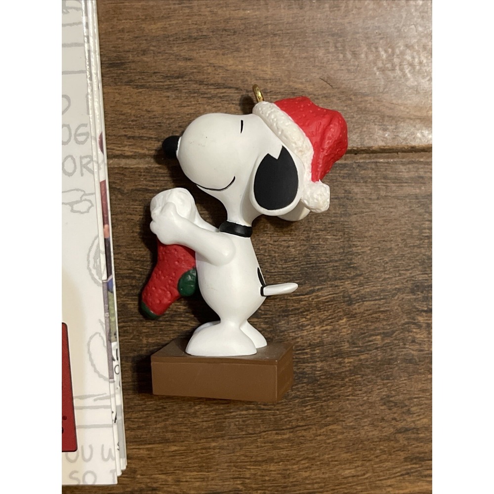 Hallmark Keepsake Ornament A Snoopy Christmas Snoopy #5 in Series 1999 - Picture 6 of 9